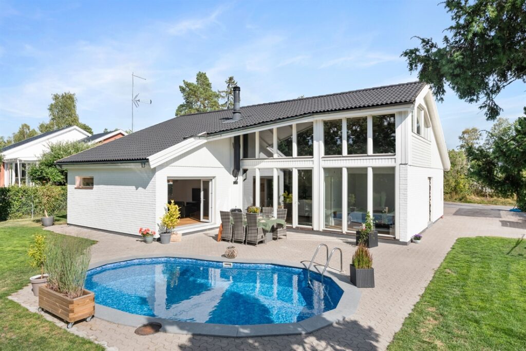 schaktning poolbygge markarbete utbyggnad hus ella park taby stockholm